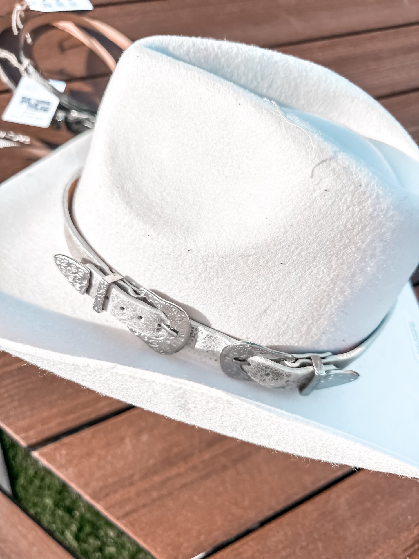 Leather Buckle Belt: Distressed White